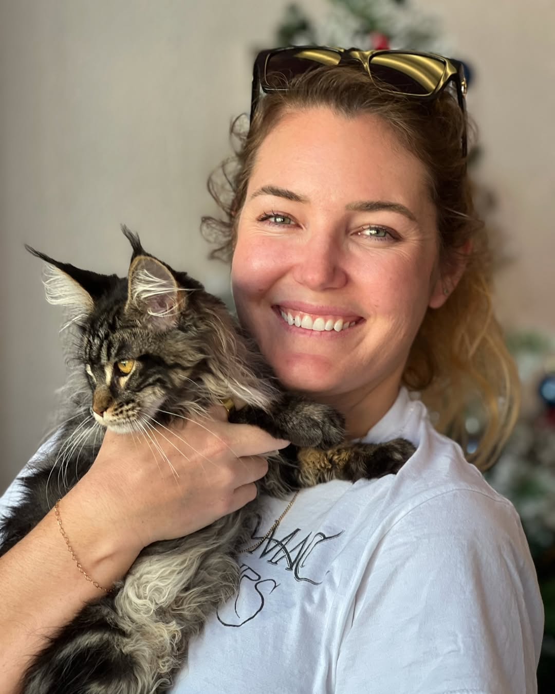 One more happy family❤️❤️❤️ Our Queen Hummy with her beautiful mummy 🥰 #cat #mainecoonsofinstag